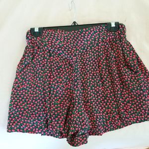 Flowing shorts with side pockets